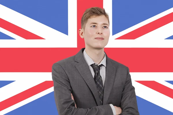 Jeune homme d'affaires sur drapeau britannique — Photo