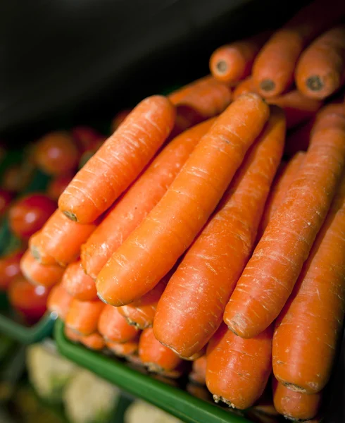 Carottes fraîches au supermarché — Photo