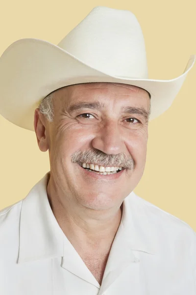 Boldog magas rangú ember cowboy kalap viselése — Stock Fotó