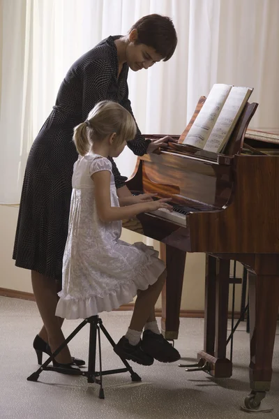 Chica tocando piano — Foto de Stock