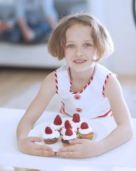 Girl with plate of cupcakes — Stock Photo, Image