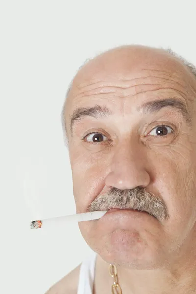 Homme âgé avec cigarette dans la bouche — Photo