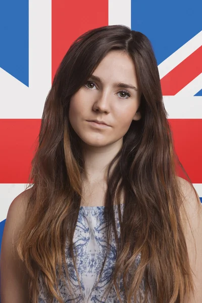 Femme contre drapeau britannique — Photo