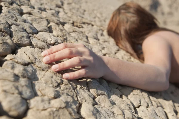 Frau liegt auf zerbrochenem Boden — Stockfoto