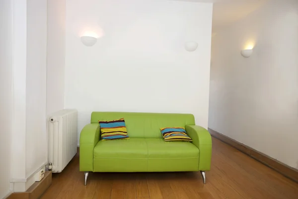 Kissen auf grünem Sofa — Stockfoto