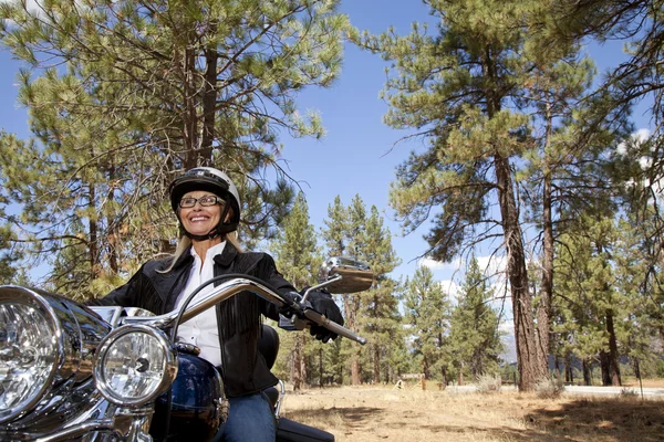 Äldre kvinna ridning motorcykel — Stockfoto