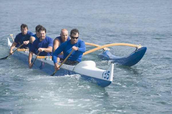 Outrigger canoa squadra in acqua — Foto Stock