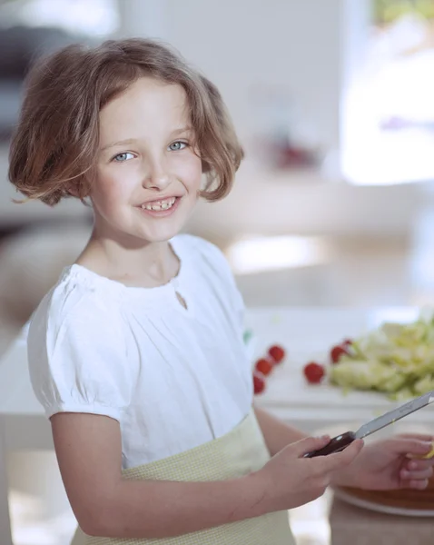 Niña sosteniendo cuchillo en cocina — Foto de Stock