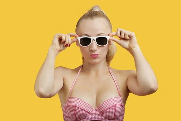 Belle femme aux lunettes de soleil aux lèvres ronflantes — Photo