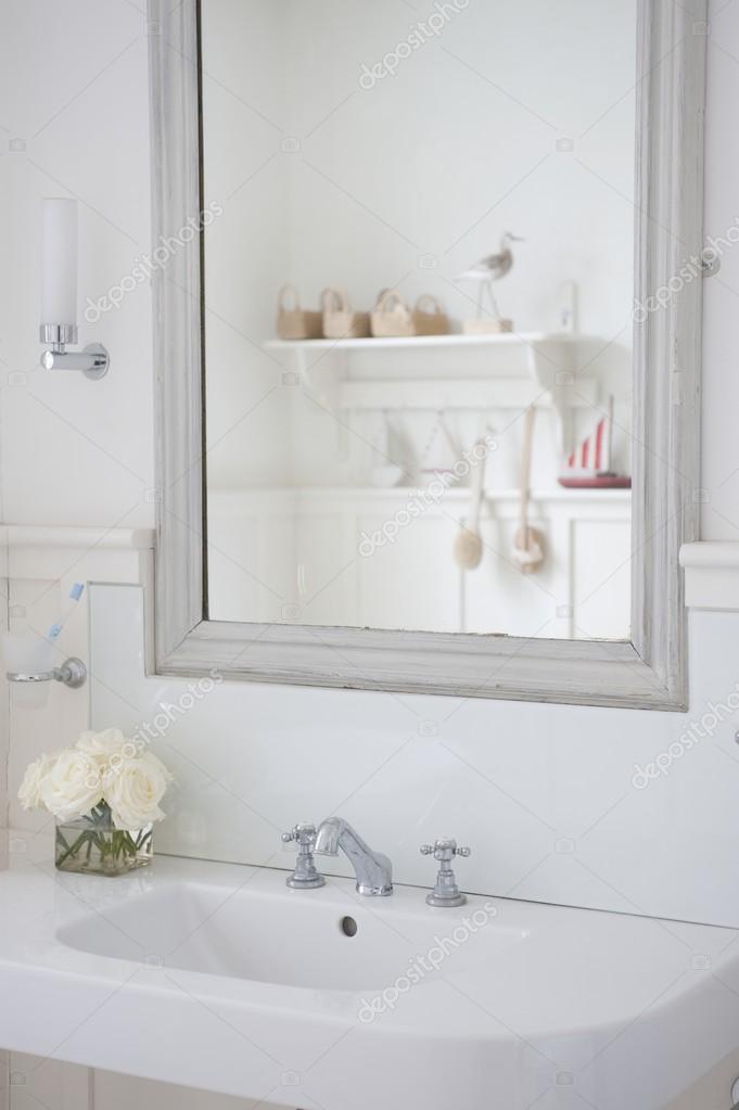 Mirror above washbasin — Stock Photo © londondeposit 33984503