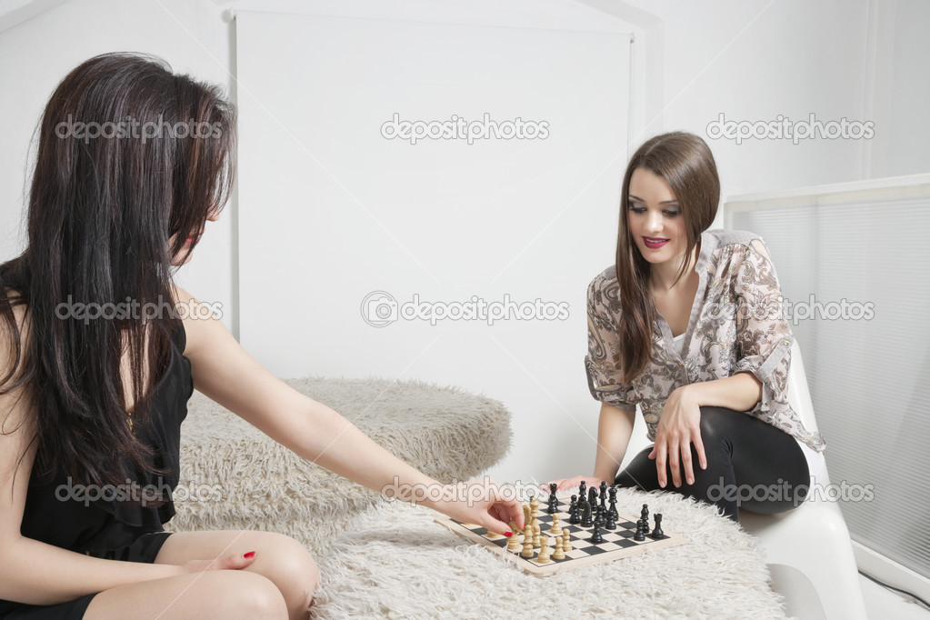 две женщины играют. две женщины играют. две женщины россия. рэйчел макадамс в фильме страсть. разговор подруг.