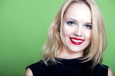 sarışın kadın gülümsüyor