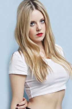 Güzel sarışın kadın.