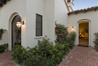 modern evin ön bahçesine