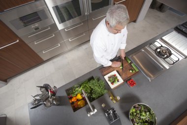 Şef salata mutfak at hazırlanıyor    