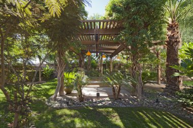 gölgelik ile huzurlu bir Bahçe