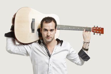 genç adam taşıma gitar