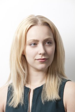 Düşünceli genç bayan başka tarafa bakıyor.