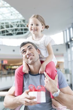 kızı baba omuzlarında oturur