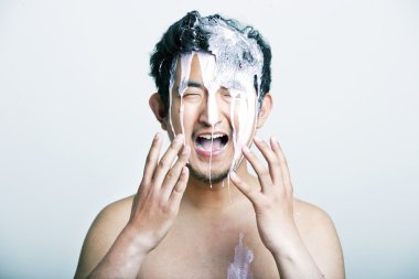 Adam başına düşen pembe boya ile