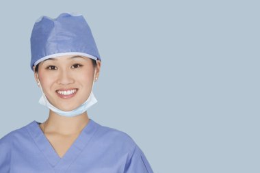 gülümseyen kadın cerrah