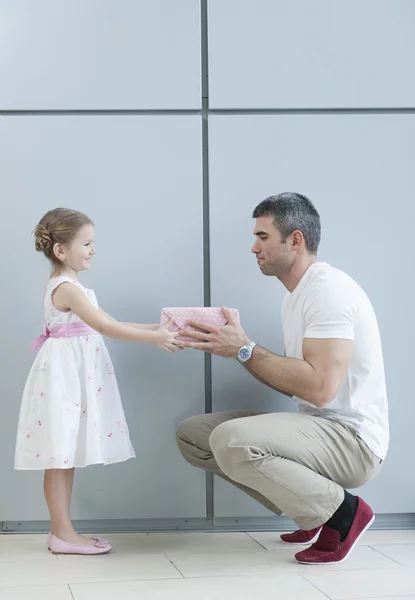 Ragazza che porge un regalo a padre — Foto Stock