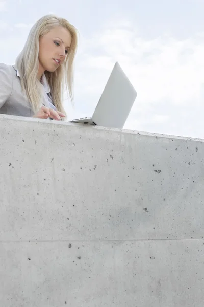 Ejecutivo de negocios usando laptop — Foto de Stock