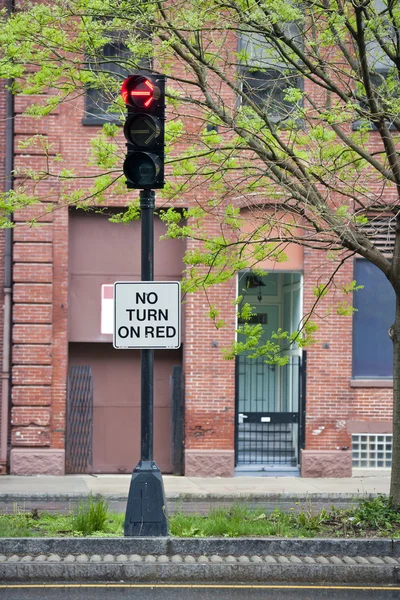 Нет поворота на красный знак на светофоре — стоковое фото