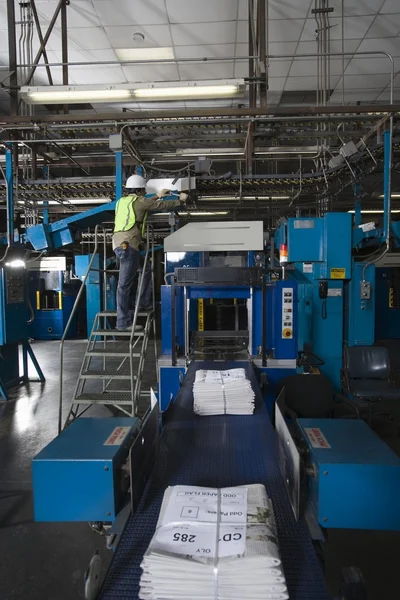 Mann arbeitet in Fabrik — Stockfoto