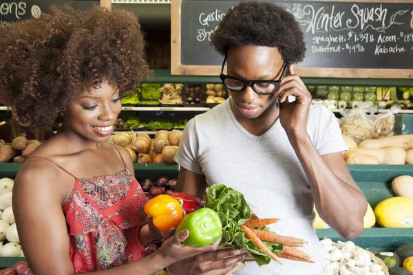 Couple at supermarket — Stock Photo, Image