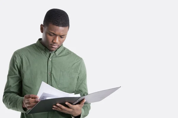 Afryki amerykański człowiek czytanie dokumentów — Zdjęcie stockowe