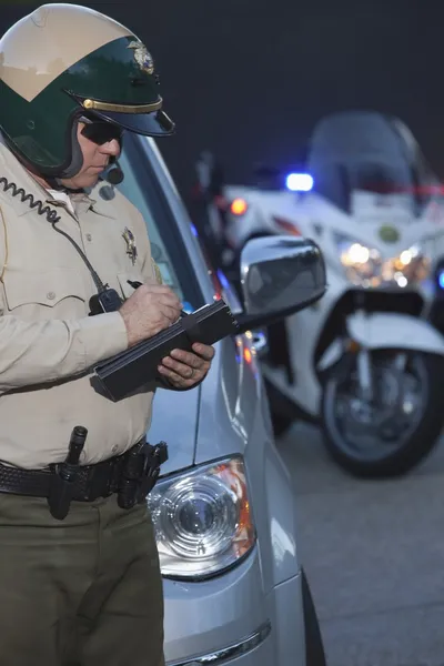 Patrol officer witing ticket — Stock Photo, Image