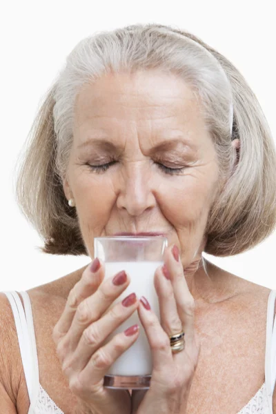 Seniorin trinkt Milch — Stockfoto