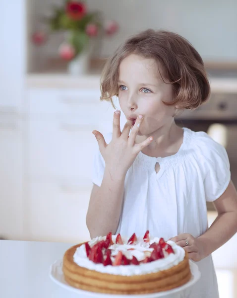 Dívka s dort a jahody — Stock fotografie