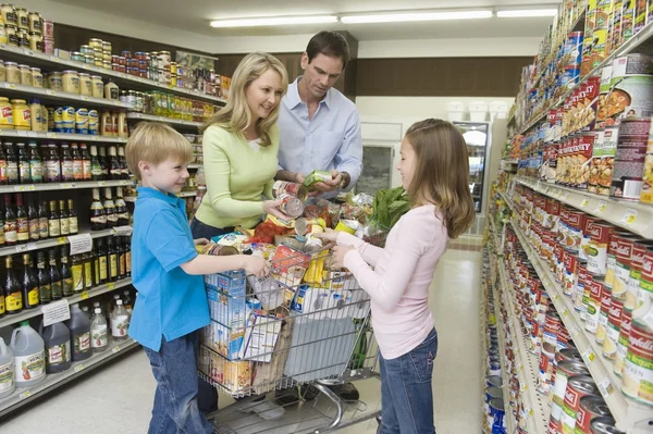 Compras em família no supermercado — Fotografia de Stock