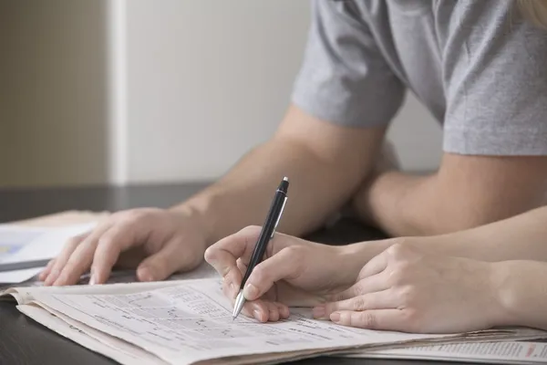 Woman writes in newspaper — Stock Photo, Image