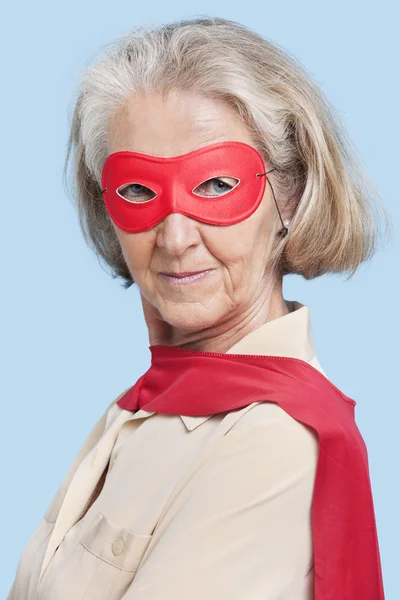 Старшая женщина в костюме супергероя — стоковое фото