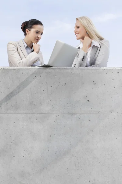 Affärskvinnor tittar på laptop — Stockfoto
