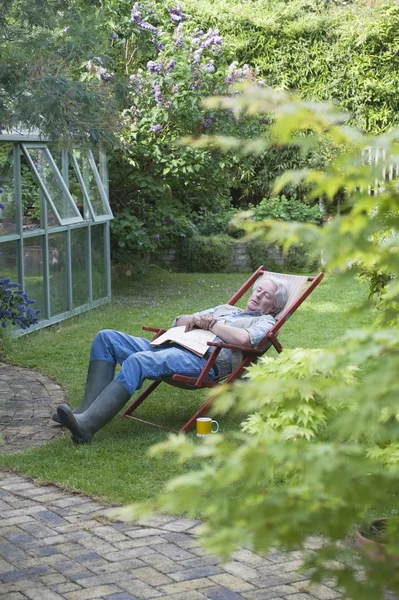 Bahçıvan şezlong üzerinde uyuyor — Stok fotoğraf