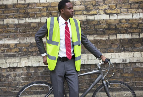 Homme d'affaires afro-américain avec vélo — Photo