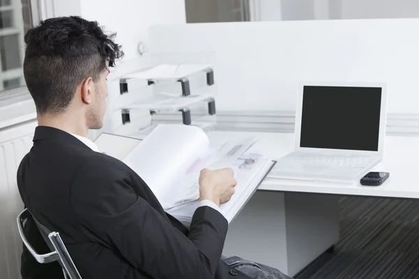 Young businessman working at office — Stock Photo, Image