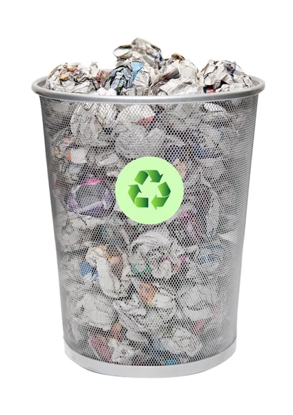 Reciclagem bin cheio de papéis amassados — Fotografia de Stock