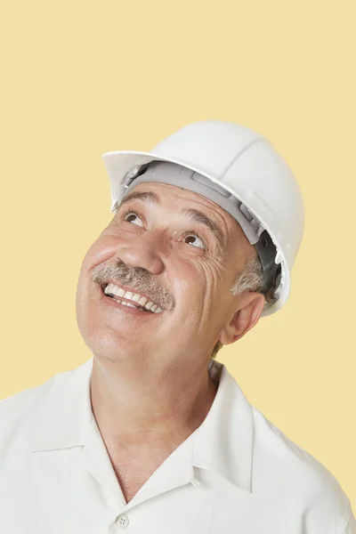 Senior man met veiligheidshelm opzoeken — Stockfoto