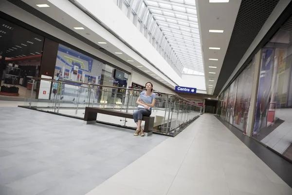 Young woman sits in new Voronezh shopping centre — Stock Photo, Image