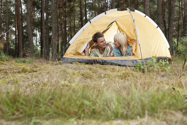 Coppia relax in tenda — Foto Stock