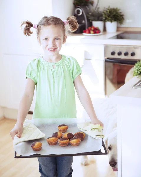 Girl holding baking tray — Stock Photo, Image