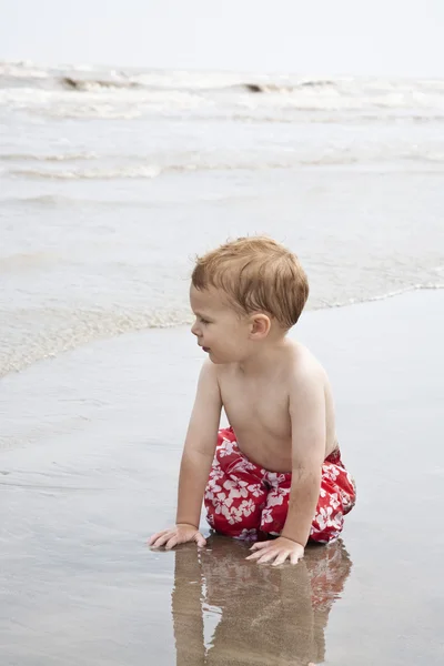 Boy on sandy sea coast — Stock Photo, Image