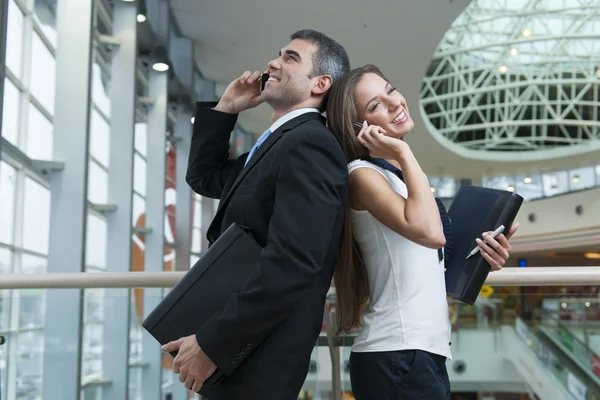 Empresário e empresária de volta para trás — Fotografia de Stock