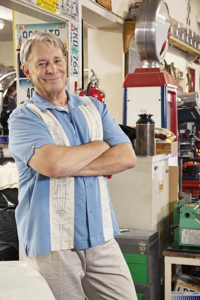 Man in auto werkplaats — Stockfoto