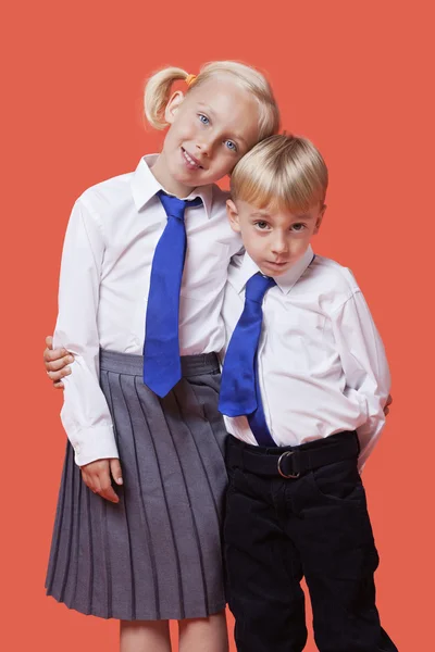 Irmãos de uniforme escolar — Fotografia de Stock